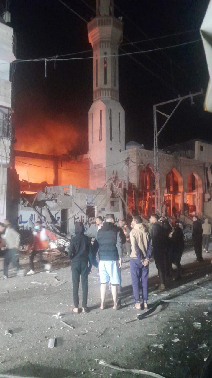 طائرات الاحتلال تدمر مسجد الهدى بمنطقة يبنا في رفح